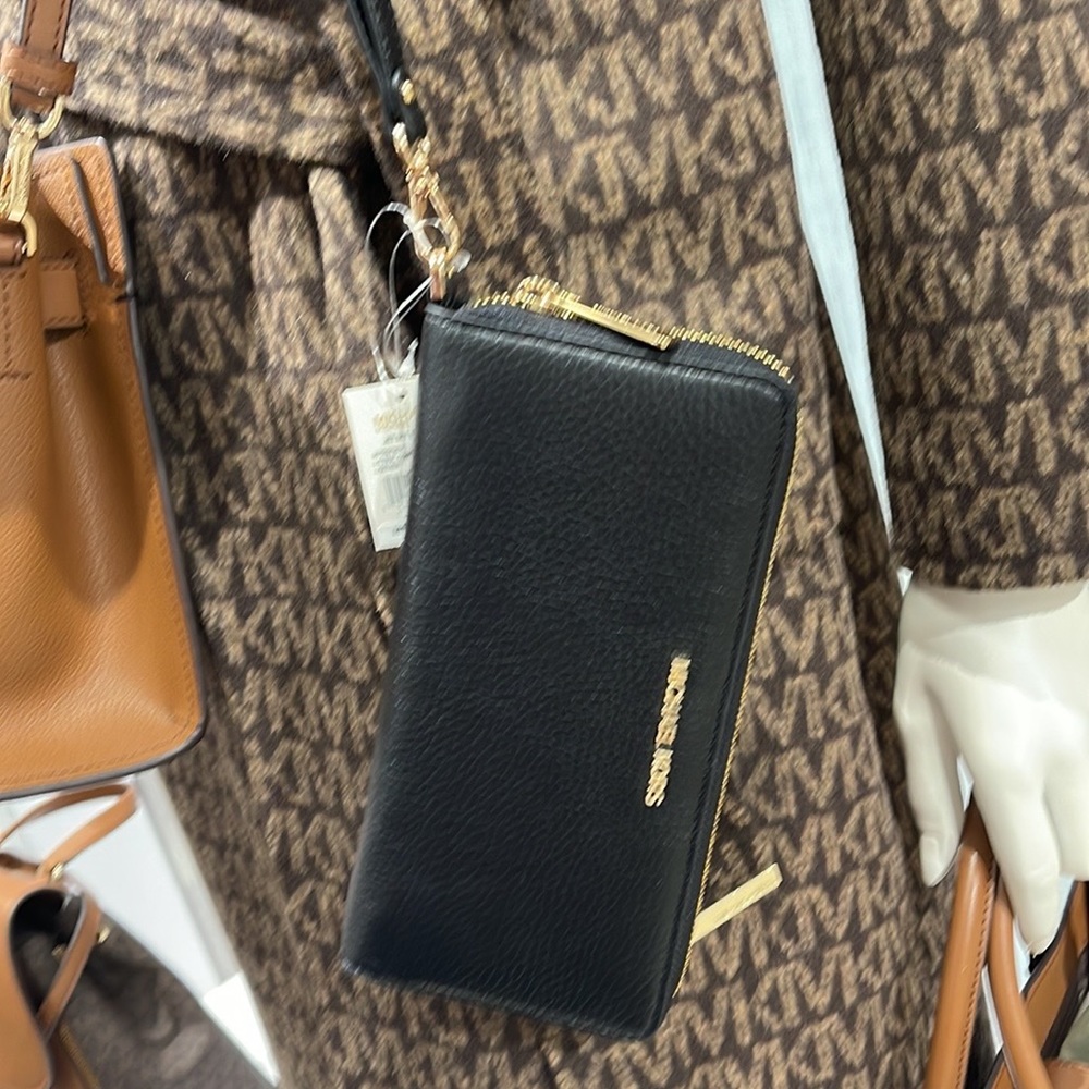 MICHAEL KORS LARGE TRAVEL CONTINENTAL WRISTLET WALLET PHONE HOLDER BLACK /Gold - Picture 5 of 16